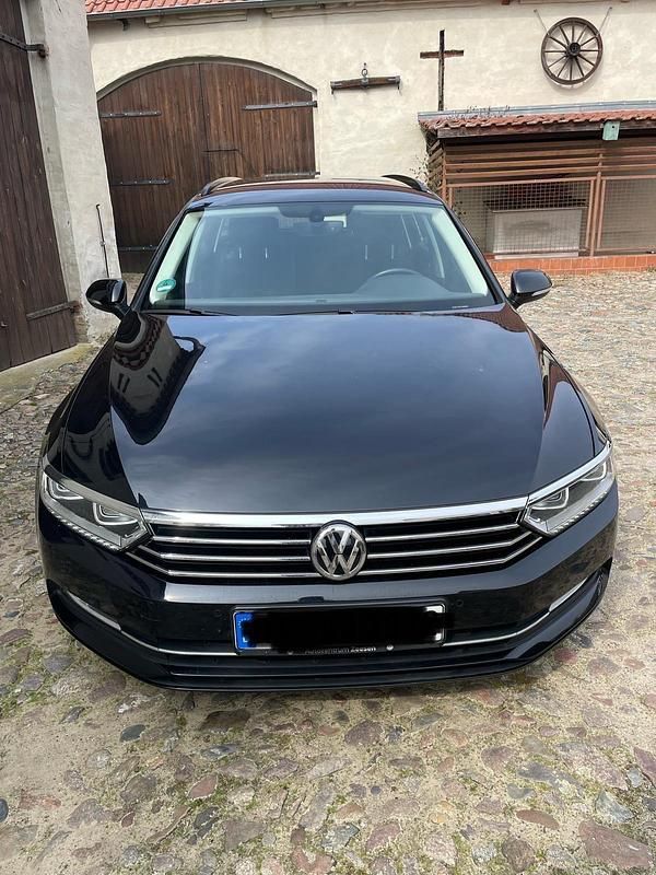 Schwarz Gebraucht 2018 VW Passat Comfortline Kombi | 13.500 € (Fairer Preis) - Bild 1/4