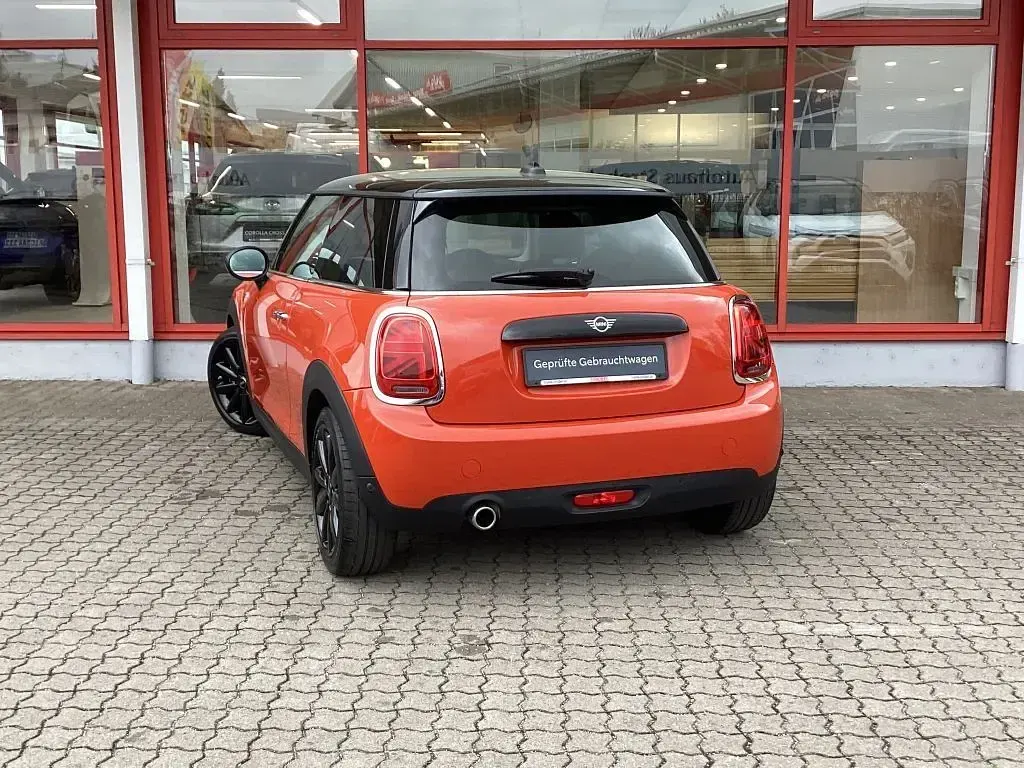 Gebraucht Mini Cooper 136 PS (100 kW) 2019 Solaris orange metallic Kleinwagen