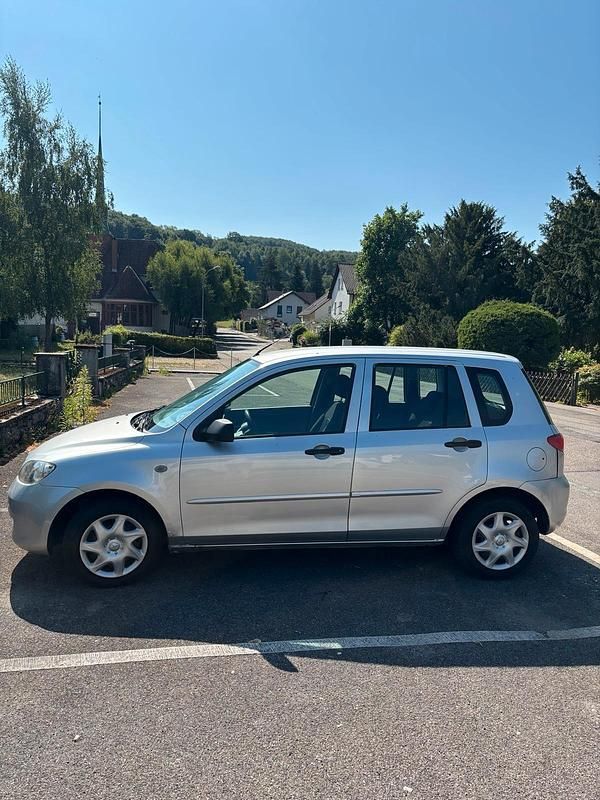 Grau Gebraucht 2004 Mazda 2 Kleinwagen | 1.550 € - Bild 1/4