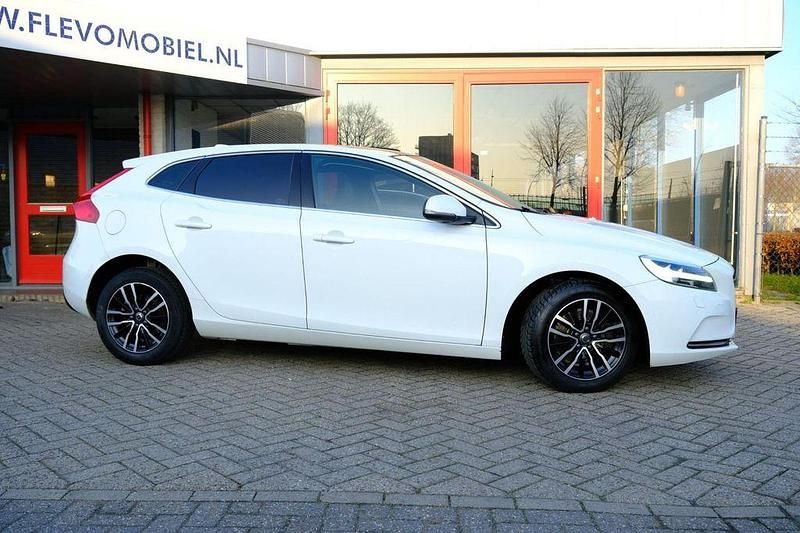 Gebraucht Volvo V40 120 PS (88 kW) 2017 Weiß Limousine