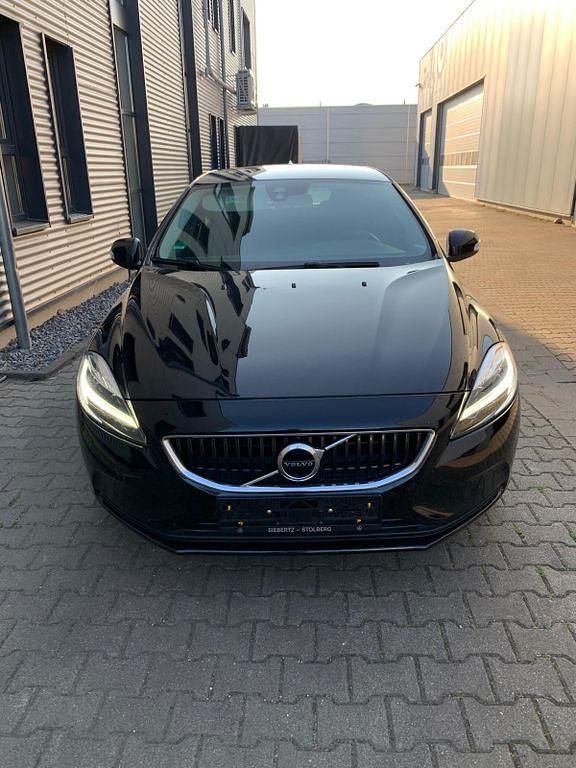 Schwarz Gebraucht 2018 Volvo V40 Kombi | 10.450 € (Fairer Preis) - Bild 1/4