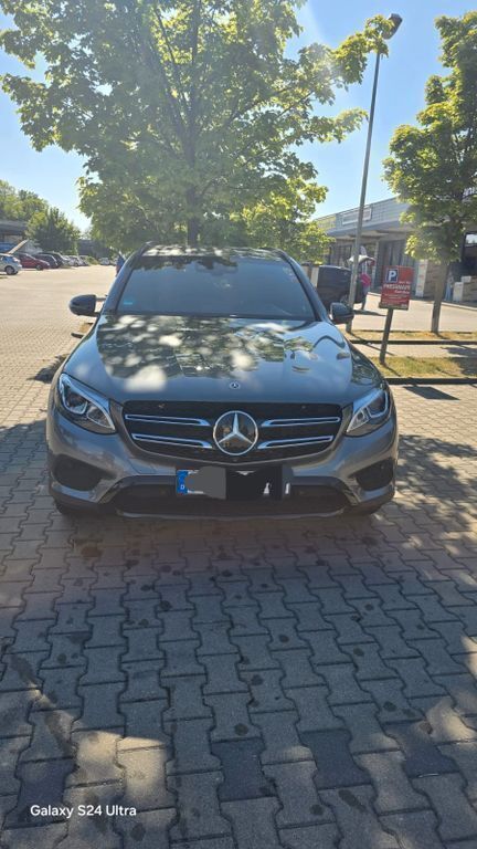 Grau Gebraucht 2017 Mercedes GLC220 AMG line SUV | 27.100 € (Fairer Preis) - Bild 1/4
