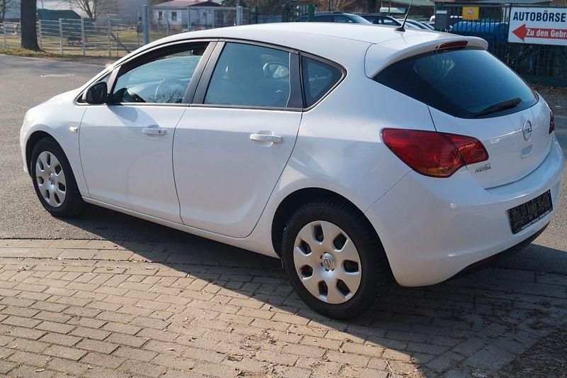 Gebraucht Opel Astra Selection 116 PS (85 kW) 2010 Weiß Limousine