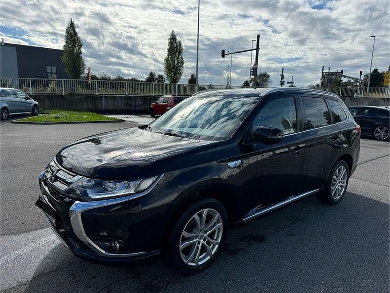 Schwarz Gebraucht 2016 Mitsubishi Outlander P-HEV Top SUV | 13.799 € (Fairer Preis) - Bild 1/4