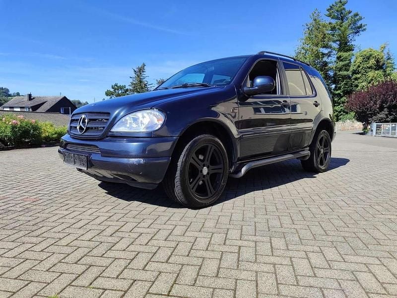 Gebraucht Mercedes ML430 272 PS (200 kW) 1998 Blau SUV