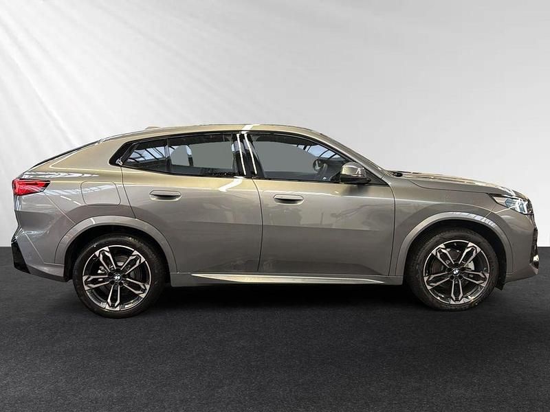 Neu BMW iX2 M Sport 150 kW (204 PS) 2026 Skyscraper grau metallic SUV