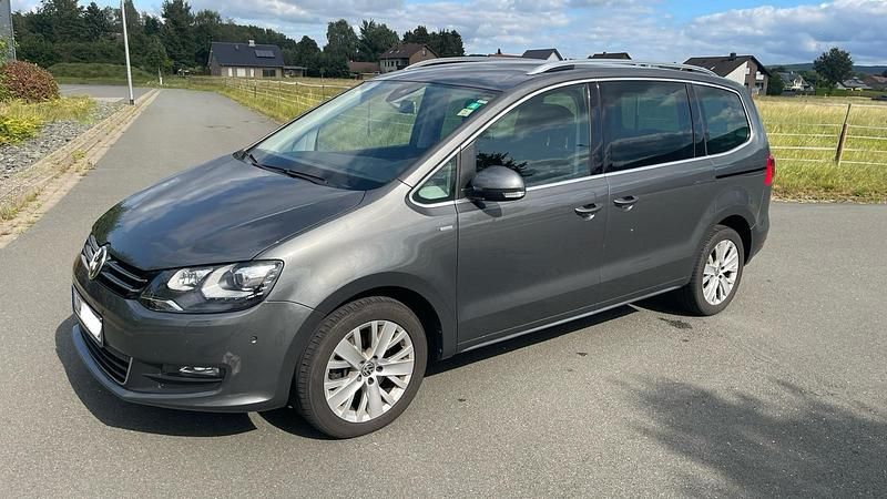 Grau Gebraucht 2014 VW Sharan Trendline Van / Kleinbus | 19.990 € - Bild 1/4
