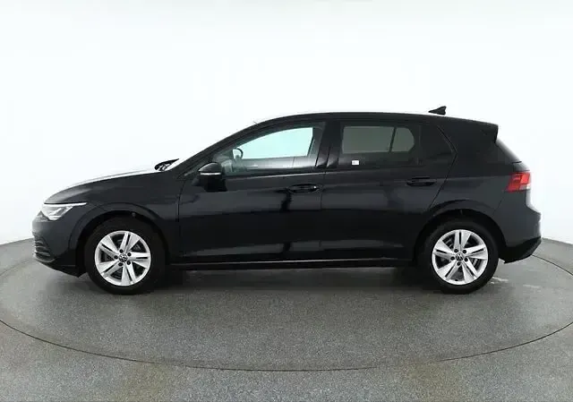 Second-hand VW Golf VIII Life 131 CP (96 kW) 2022 Negru Berlinǎ