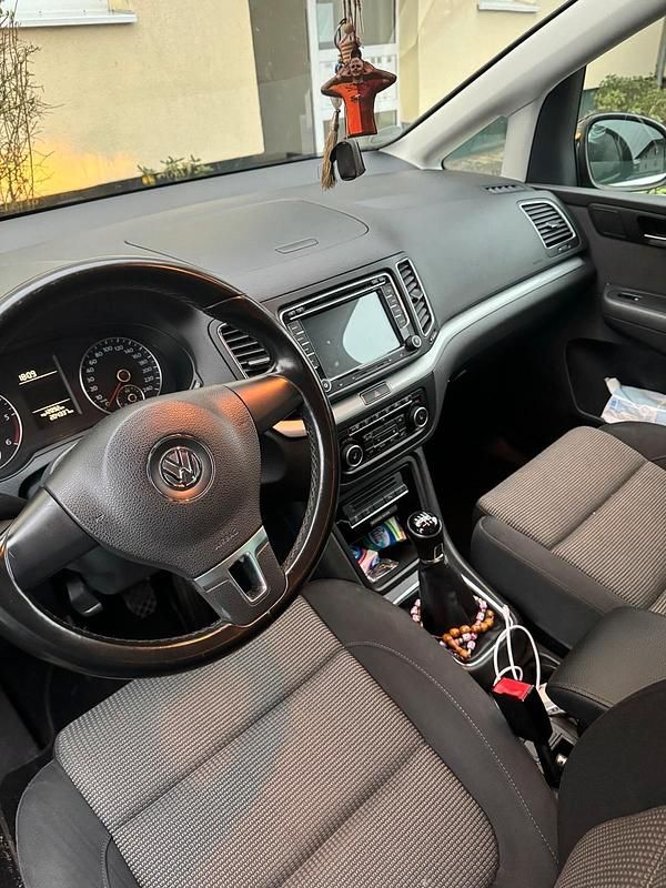 Second-hand VW Sharan 140 CP (102 kW) 2012 Negru Monovolum