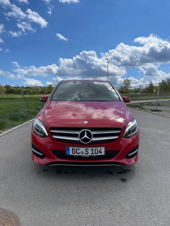Rot Gebraucht 2016 Mercedes B220 Van / Kleinbus | 16.299 € (Guter Preis) - Bild 1/4