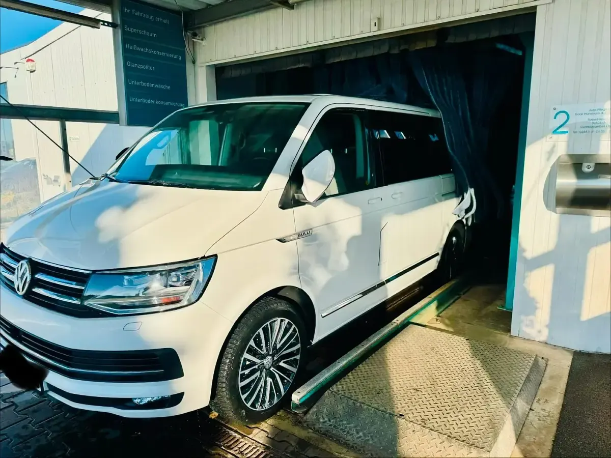 Gebraucht VW Multivan 204 PS (150 kW) 2017 Weiß Van / Kleinbus