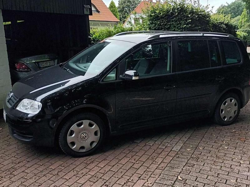 Schwarz Gebraucht 2005 VW Touran Trendline Van / Kleinbus | 2.400 € (Fairer Preis) - Bild 1/4