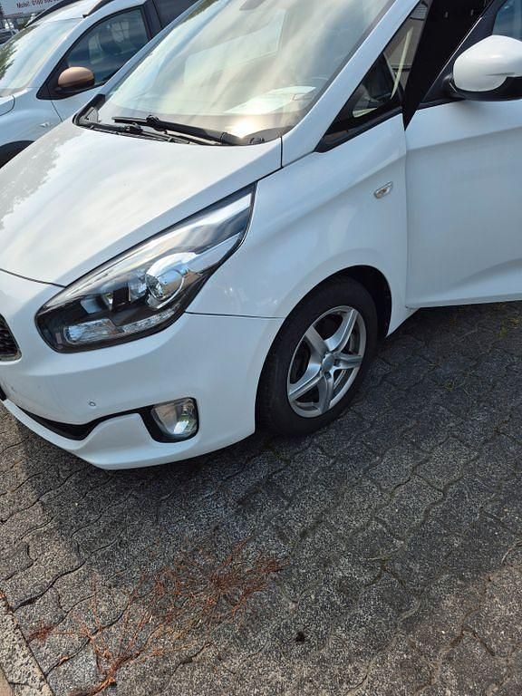 Weiß Gebraucht 2015 Kia Carens DREAM-TEAM Edition Van / Kleinbus | 9.800 € (Fairer Preis) - Bild 1/4