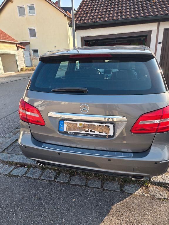 Gebraucht Mercedes B180 122 PS (89 kW) 2014 Grau Van / Kleinbus
