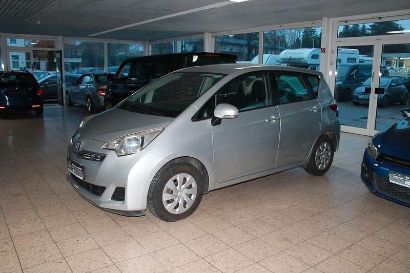 Silber Gebraucht 2012 Toyota Verso-S Life Van / Kleinbus | 7.990 € (Fairer Preis) - Bild 1/4