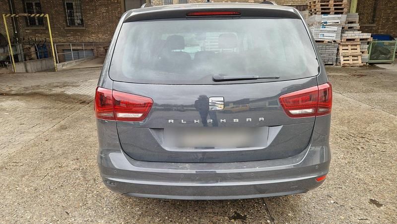 Grau Gebraucht 2019 Seat Alhambra Style Van / Kleinbus | 13.900 € (Fairer Preis) - Bild 1/4