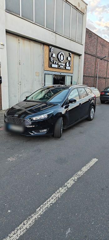 Gebraucht Ford Focus Titanium 120 PS (88 kW) 2016 Schwarz Limousine