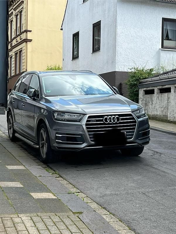 Grau Gebraucht 2016 Audi Q7 SUV | 31.450 € (Fairer Preis) - Bild 1/4
