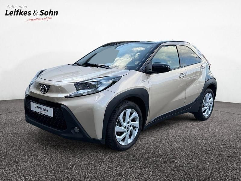 Ginger beige / night sky black Gebraucht 2022 Toyota Aygo Pulse Kleinwagen | 14.980 € (Fairer Preis) - Bild 1/4