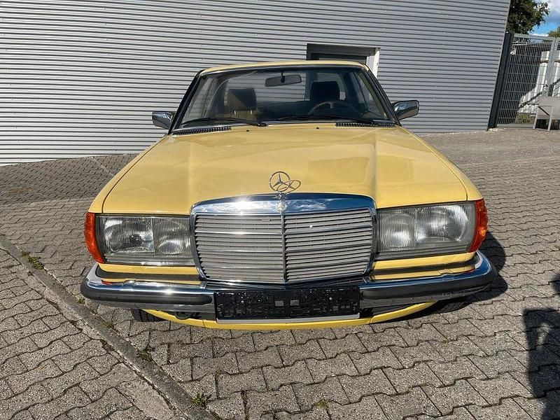 Gelb Gebraucht 1979 Mercedes 230 | 10.200 € - Bild 1/4