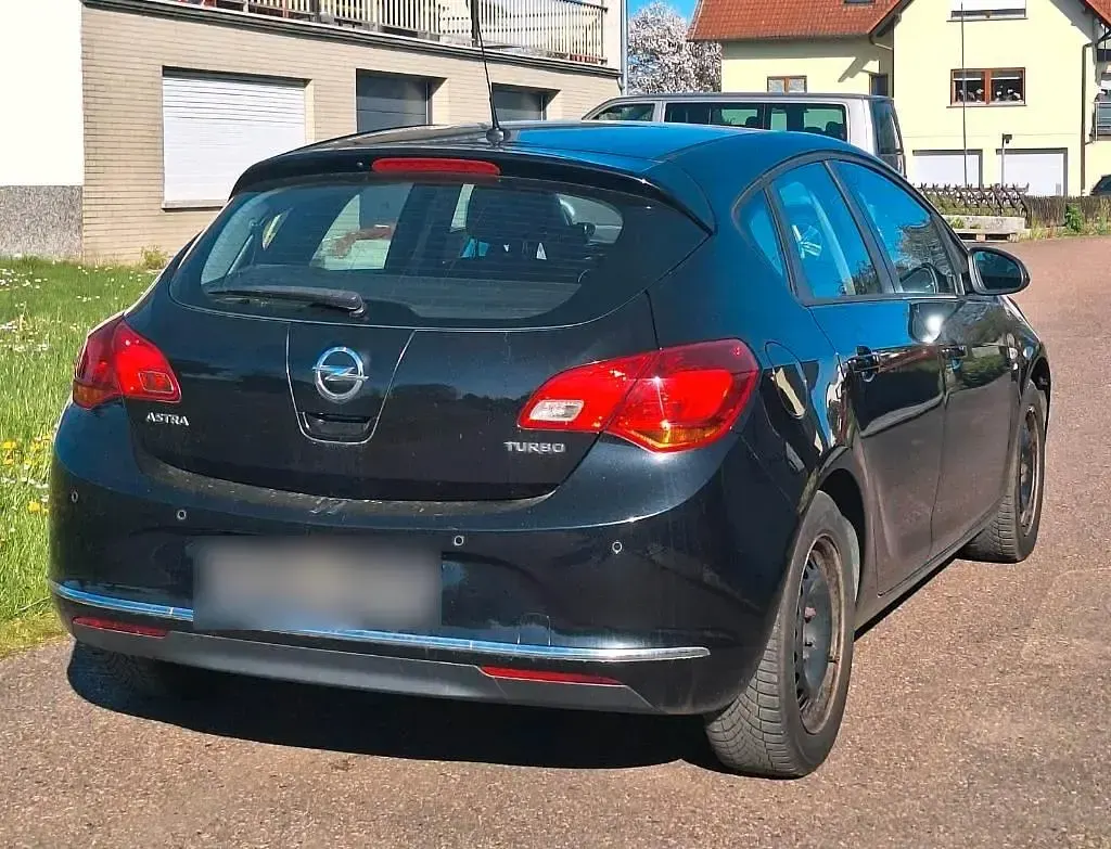 Usata Opel Astra Active 140 CV (102 kW) 2013 Nero Berlina