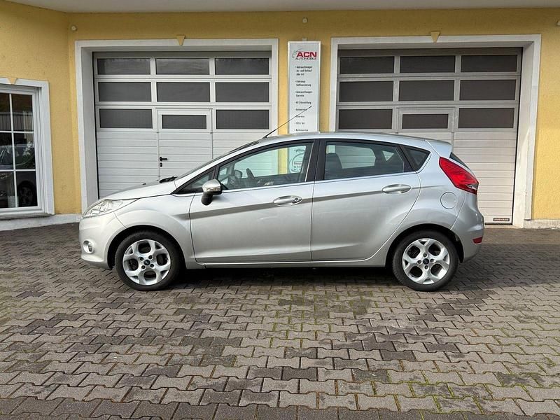Gebraucht Ford Fiesta Titanium 82 PS (60 kW) 2007 Silber Kleinwagen