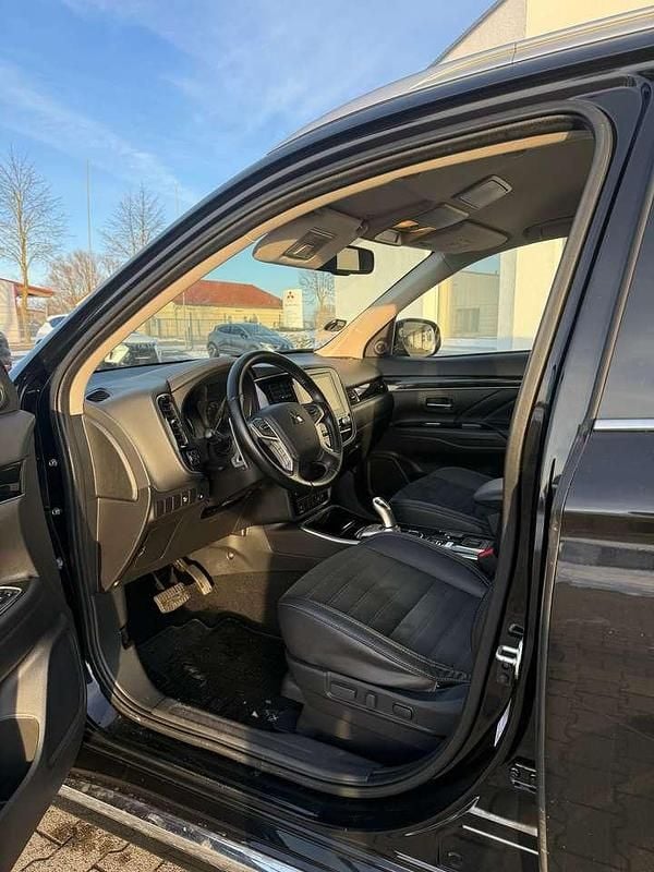 Gebraucht Mitsubishi Outlander P-HEV Spirit 135 PS (99 kW) 2019 Pantherschwarz (p) SUV