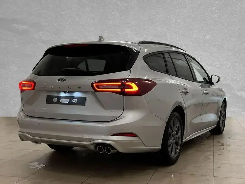 Używany Ford Focus ST-Line 155 KM (114 kW) 2025 Srebrny Sedan/Limuzyna