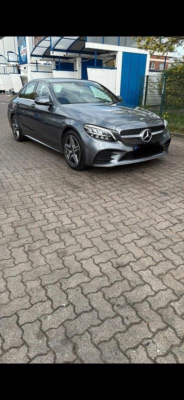 Grau Gebraucht 2018 Mercedes C200 AMG line Limousine | 26.500 € - Bild 1/4