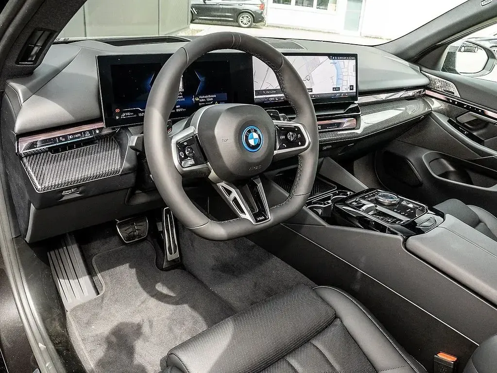 Neu BMW 550e Sport Line 489 PS (359 kW) 2026 Sophistograu brillanteffekt Kombi