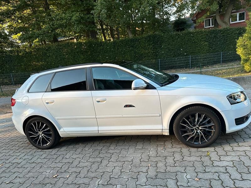 Weiß Gebraucht 2011 Audi A3 S-Line Kleinwagen | 6.200 € (Guter Preis) - Bild 1/4