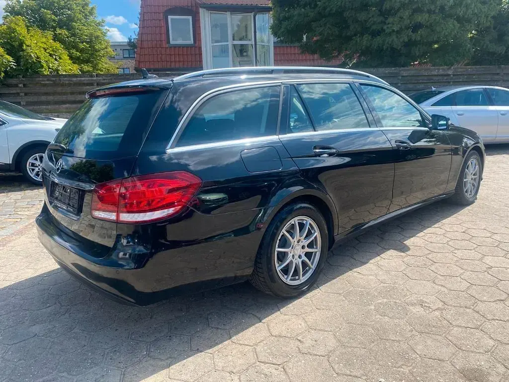 Gebraucht Mercedes E220 Elegance 170 PS (125 kW) 2013 Schwarz Limousine