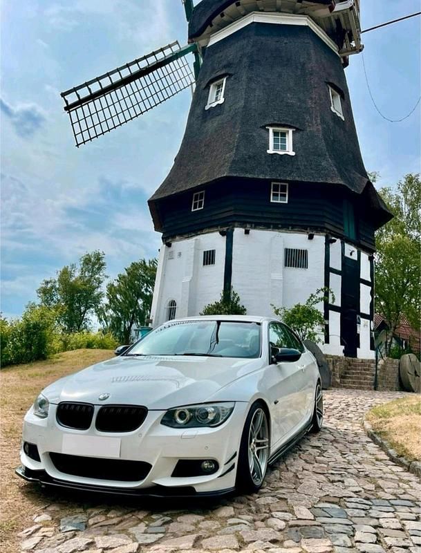 Weiß Gebraucht 2011 BMW 330 M Sport Coupé | 16.000 € (Teuer) - Bild 1/4