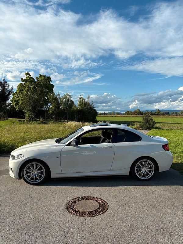 Weiß Gebraucht 2015 BMW M235 Shadowline Coupé | 28.999 € (Fairer Preis) - Bild 1/4