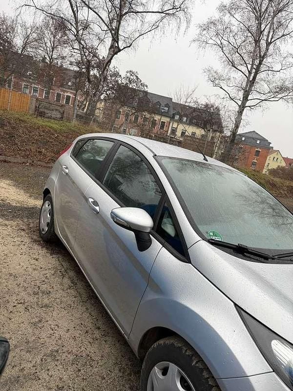 Gebraucht Ford Fiesta 82 PS (60 kW) 2010 Polarsilber metallic Kleinwagen