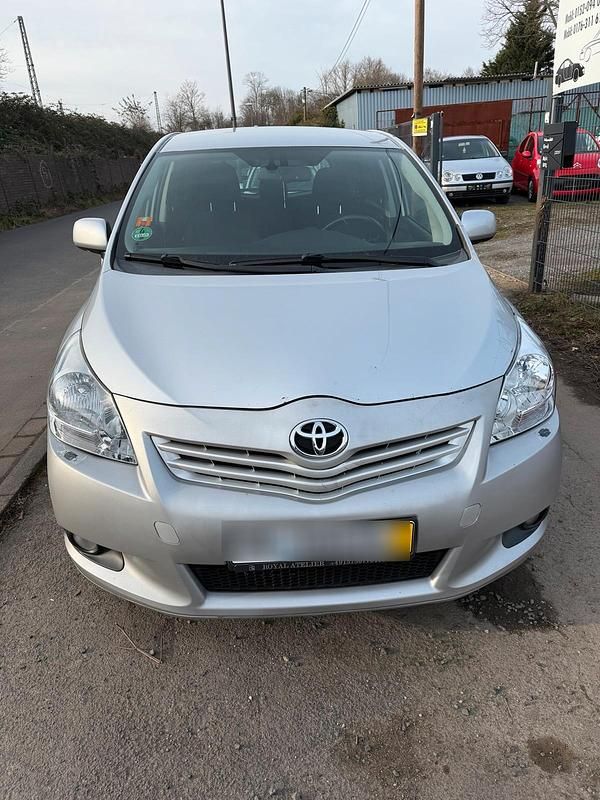 Gebraucht Toyota Verso 150 PS (110 kW) 2010 Silber Van / Kleinbus