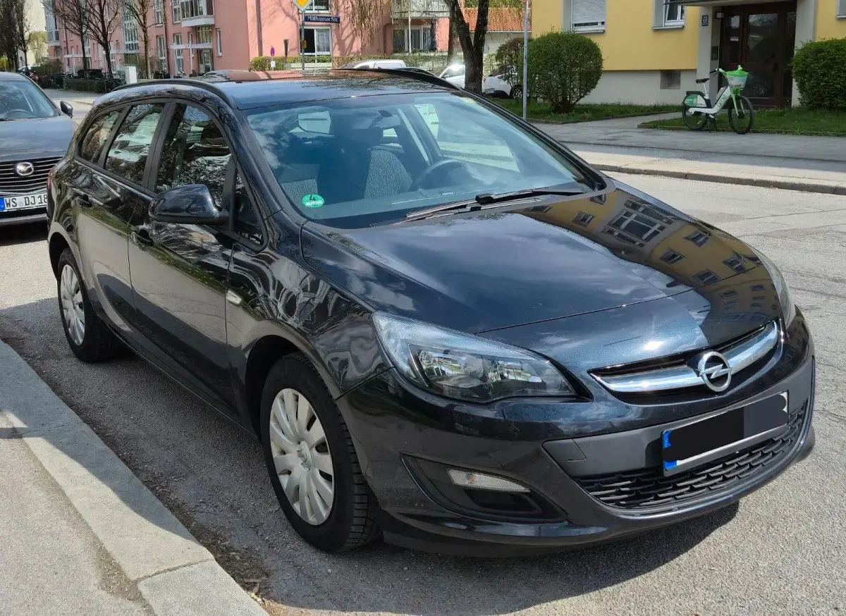 Używany Opel Astra Eco 165 KM (121 kW) 2012 Czarny Kombi