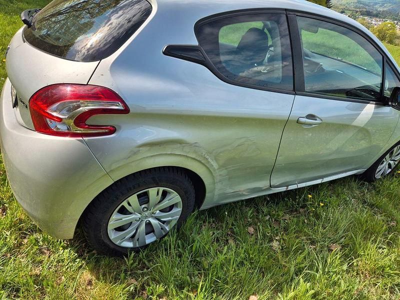 Gebraucht Peugeot 208 Active 68 PS (50 kW) 2013 Grau Kleinwagen