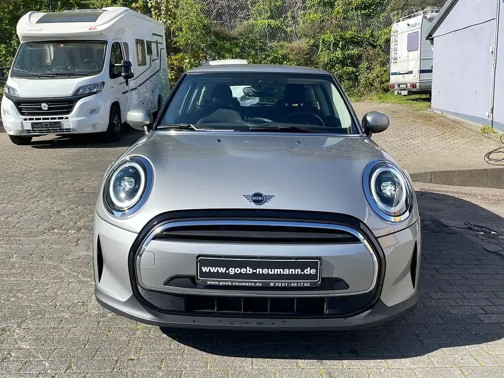 Używany Mini Cooper Essential 136 KM (100 kW) 2023 Srebrny Hatchback