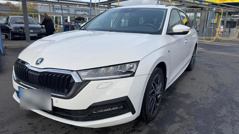 Weiß Gebraucht 2022 Skoda Octavia Clever Kombi | 19.900 € (Superpreis) - Bild 1/4