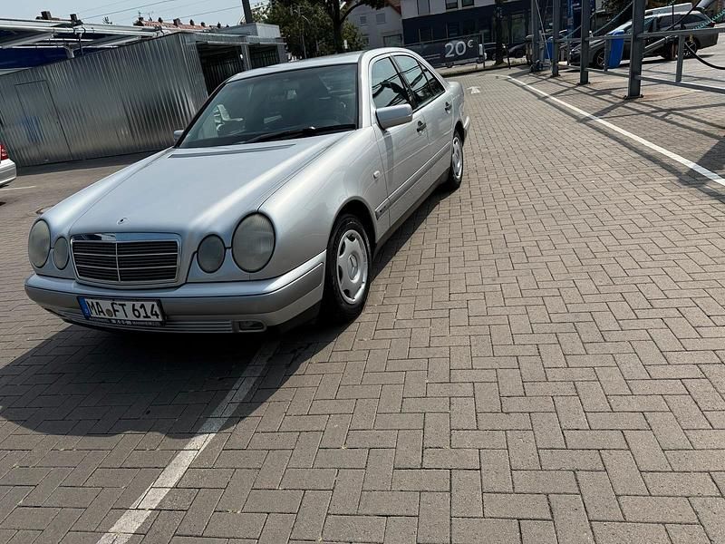 Silber Gebraucht 1998 Mercedes E200 Limousine | 3.700 € (Teuer) - Bild 1/4