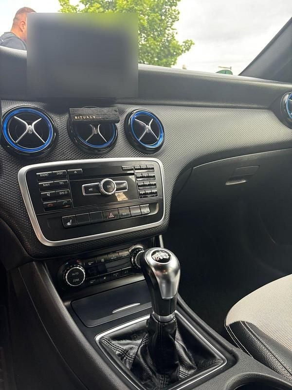 Gebraucht Mercedes A180 122 PS (89 kW) 2014 Schwarz Kleinwagen