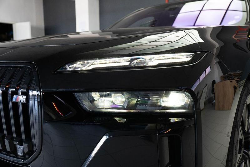 Gebraucht BMW M760e 381 PS (280 kW) 2023 Schwarz Limousine