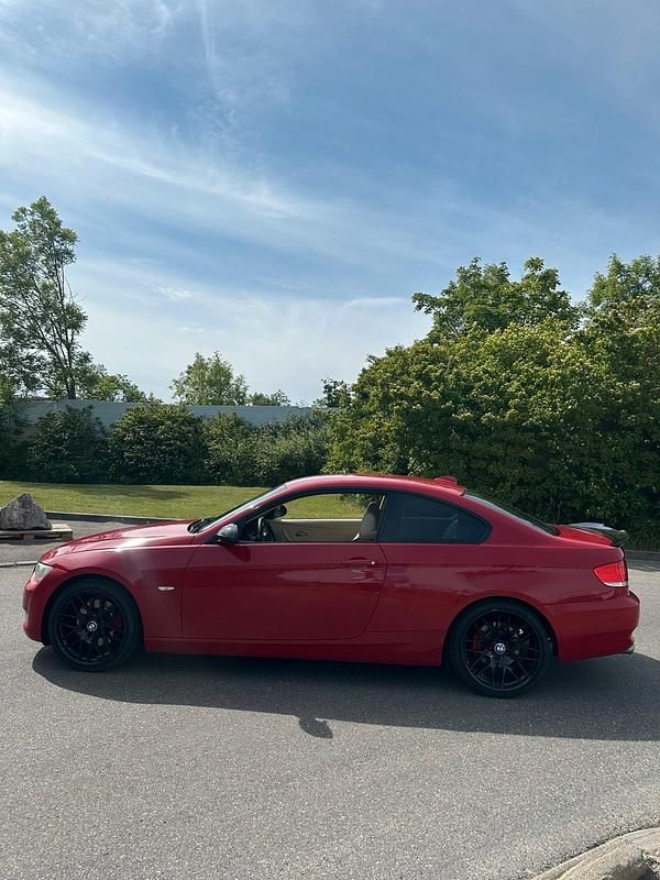 Rot Gebraucht 2007 BMW 325 Coupé | 13.900 € - Bild 1/4