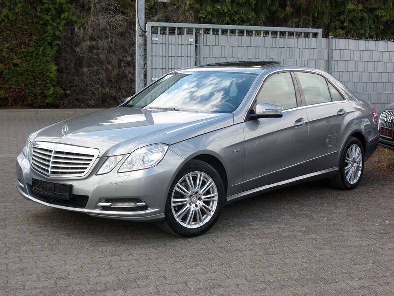 Silber Gebraucht 2012 Mercedes E200 Elegance Limousine | 10.999 € (Fairer Preis) - Bild 1/4