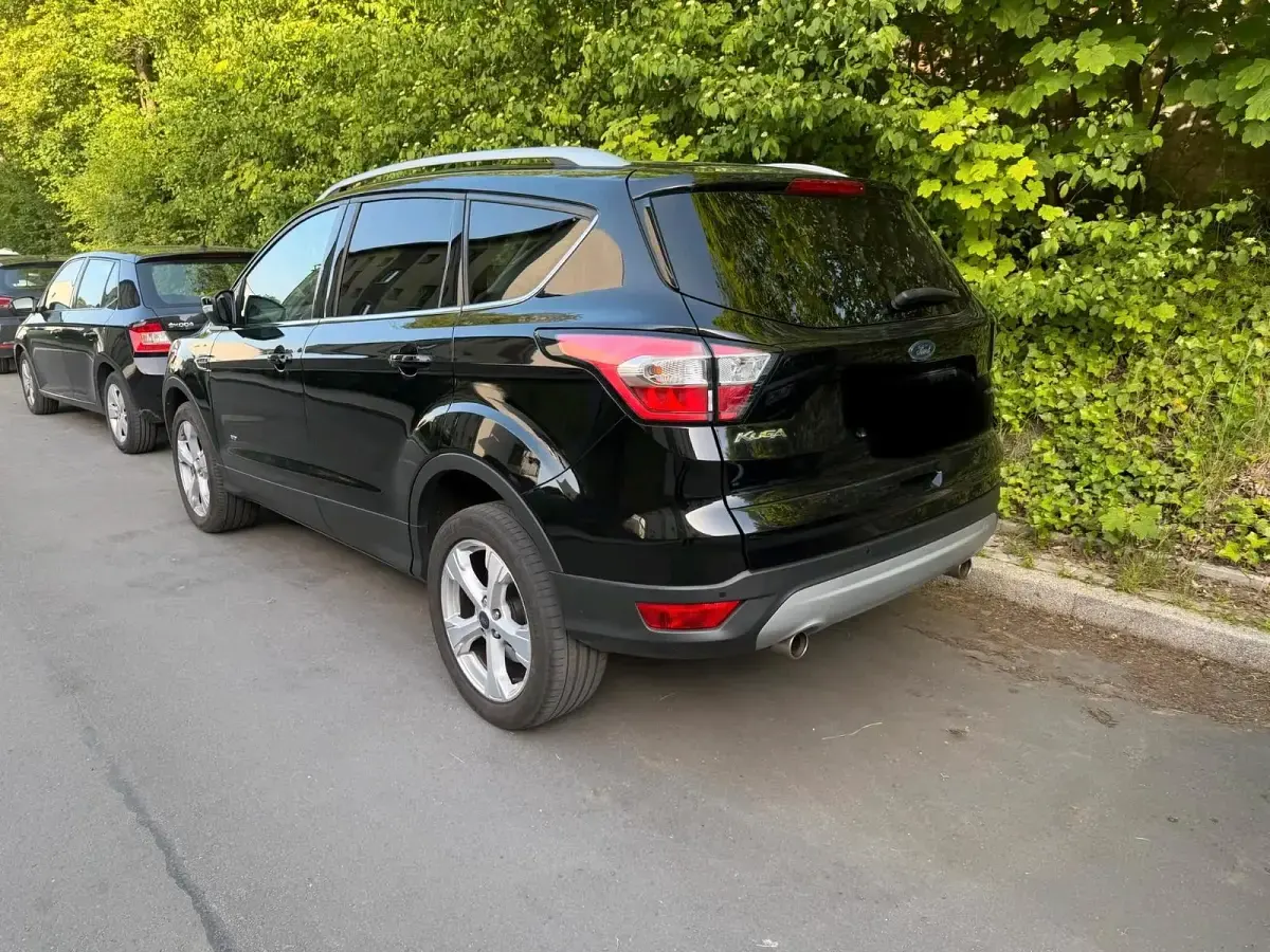 Usado Ford Kuga 175 HP (128 kW) 2019 Preto SUV