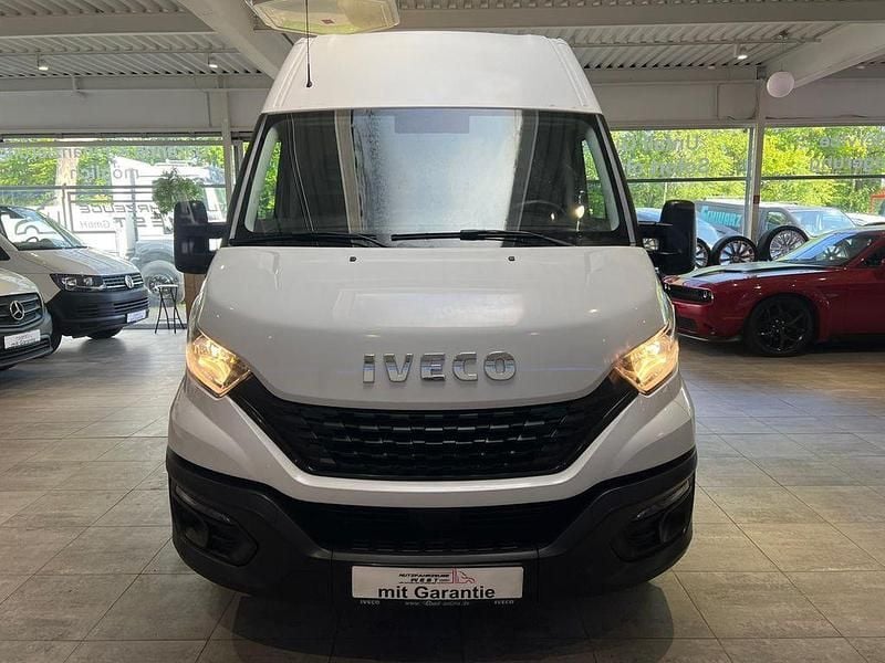 Second-hand Iveco Daily 156 CP (114 kW) 2019 Alb Monovolum