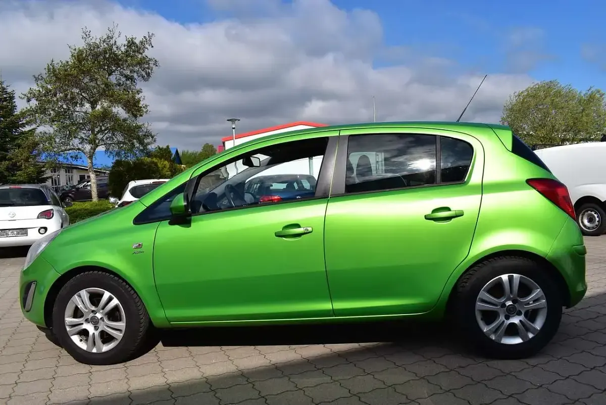 Gebraucht Opel Corsa Active 87 PS (63 kW) 2013 Apfelgruen p2 Kleinwagen