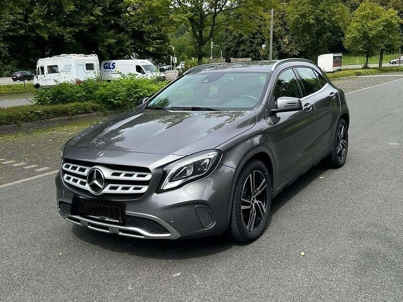Grau Gebraucht 2018 Mercedes GLA180 Urban SUV | 18.500 € (Fairer Preis) - Bild 1/4