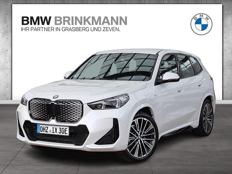 Mineralweiß metallic Gebraucht 2024 BMW iX1 M Sport SUV | 44.999 € (Fairer Preis) - Bild 1/4